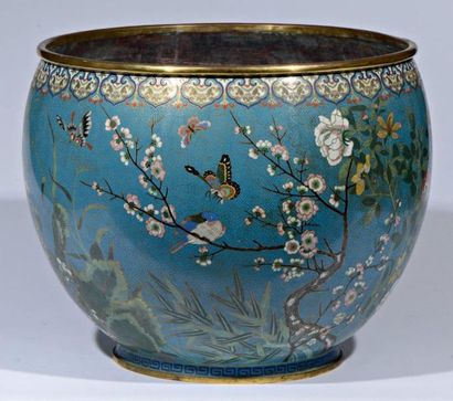 CHINE Vasque en bronze et émaux cloisonnés à décor polychrome sur fond bleu de libellules,...