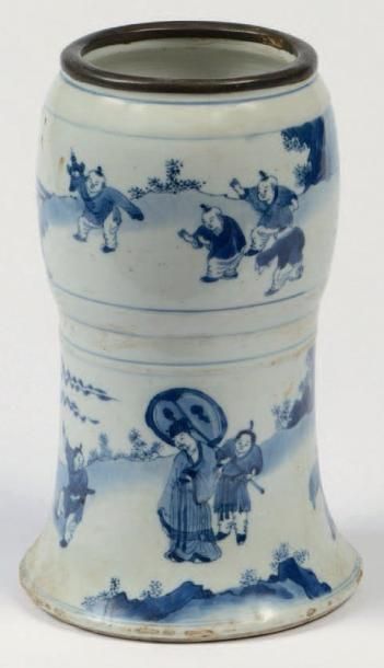 CHINE Base de vase type gu en porcelaine blanche à décor émaillé de bleu sous couverte...