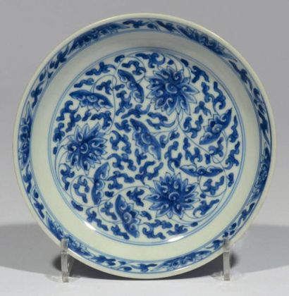CHINE Petite assiette en porcelaine bleu et blanc, à décor de fleurs et feuillages...