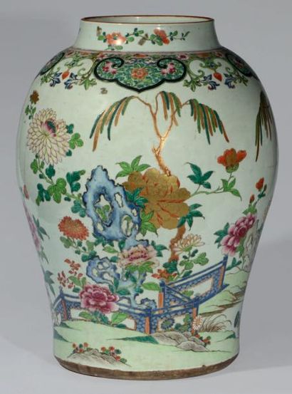 CHINE Grand vase de forme balustre en porcelaine et émaux de la famille rose à décor...