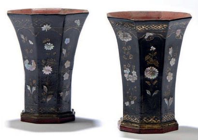 CHINE Paire de vases de forme octogonale en bois laqué noir et or rehaussé de motifs...