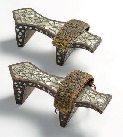 null PAIRE DE «GETA» Chaussures traditionnelles japonaise en bois burgauté à décors...