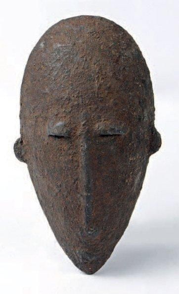 AFRIQUE - LEGA Masque en fonte patinée H. 21 cm