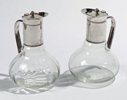 FLEURON Paire de carafes en métal argenté et verre. Signé H. 22,5 cm