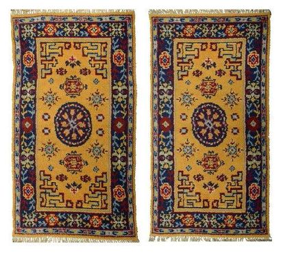 null PAIRE DE TAPIS CHINOIS en laine polychrome à décor de style chinois 155 x 87,5...