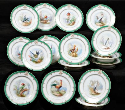 null SERVICE À THÉ en porcelaine blanche à décor d'oiseaux comprenant douze assiettes...