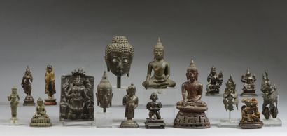 null Tête de Bouddha 


Sculpture en bronze ciselé et patiné


Siam Fin XVIIème-XVIIIème...