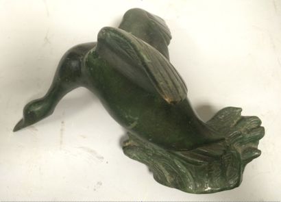 null André TAJANA 1913-1999 Epreuve en bronze à patine verte nuancée. Canard aux...