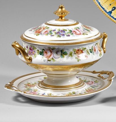 null Soupière couverte et son plateau en porcelaine polychrome et dorée à décors...