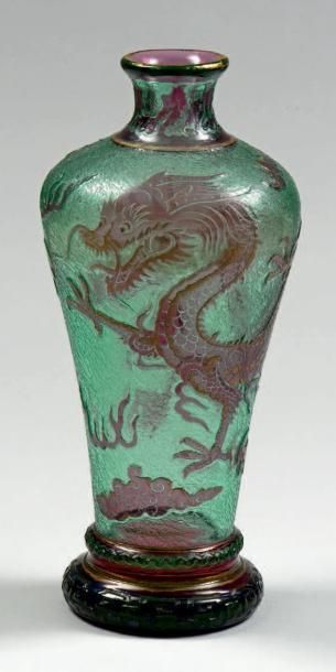 null Vase meiping sur son socle en verre à décor de dragon parmi des nuages stylisés...