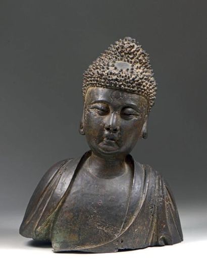 null Torse de buddha en bronze de patine brune, la tête légèrement penchée, les yeux...