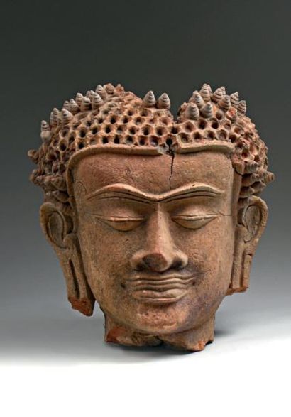 null Tête de buddha en terre cuite Haripunchaï. XIVème siècle. Thaïlande H. 31 cm...