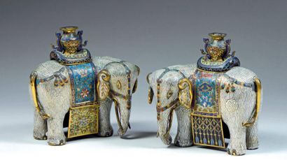 null Paire d'éléphants en bronze et émaux cloisonnés polychromes, ils sont représentés...