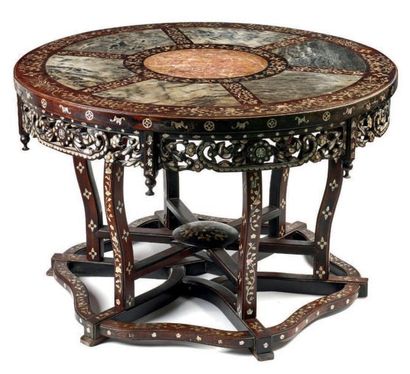 null Grande table reposant sur six pieds légèrement galbés en bois de rose et incrustations...