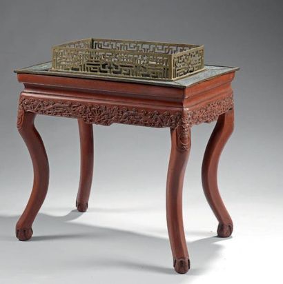 null Table chinoise formant jardinière en bois laqué brun rouge du XIXème siècle,...