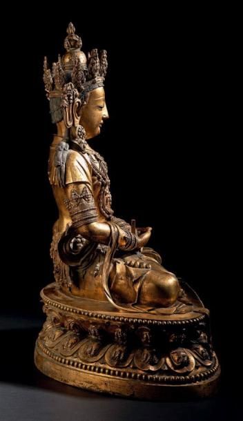 null Rare et importante statue en bronze doré représentant amitayus Chine, période...
