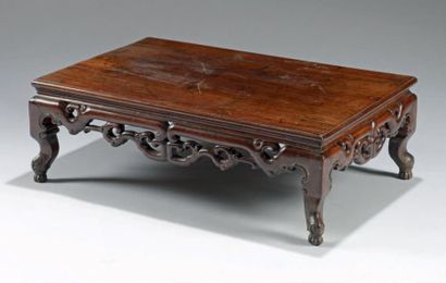 null Table kan en bois de rose reposant sur quatre pieds en forme de ruyi, la ceinture...