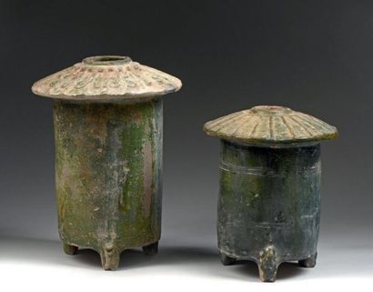 null Deux pots en grès vernissé vert Epoque Han - Chine H. 29 et 23 cm chaque