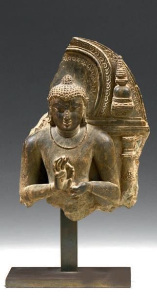 null Buddha Fragment de stèle en pierre sculptée et patinée Inde, dynastie Pala,...
