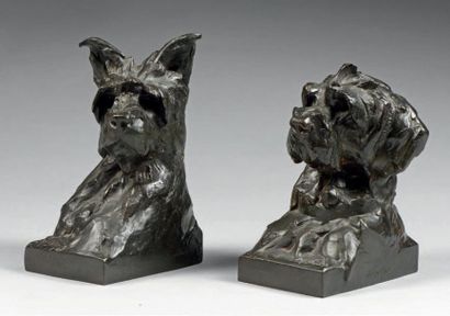 MAXIMILIEN LOUIS FIOT (1886-1953) Serres livres aux chiens Paire de sculptures en...