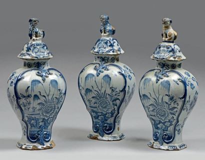 DELFT XVII-XVIIIÈME SIÈCLE Suite de trois vases couverts en porcelaine bleue sur...