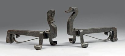 EDOUARD SCHENCK (1874-1959) Paire de chenets en fer forgé, à décors d'hippocampes...