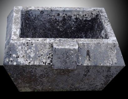 null JARDINIÈRE DÉCORÉE DE MOULURES Matériaux Calcaire Longueur: 52 cm Largeur: 38...