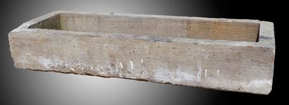null BAC EN PIERRE DE FORME RECTANGULAIRE Matériaux Calcaire Longueur: 268 cm Largeur:...