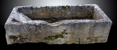 null LAVOIR EN PIERRE DE FORME RECTANGULAIRE Matériaux Calcaire Longueur: 166 cm...