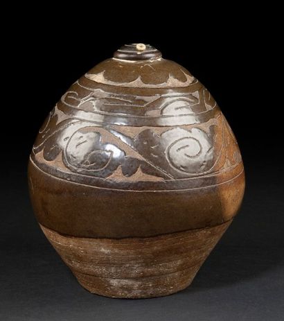 null Vase en céramique cizhou à décor en partie émaillé en brun de feuillages stylisés...