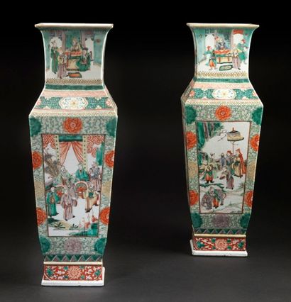 null Paire de hauts vases en porcelaine polychrome de forme quadrangulaire à décors...