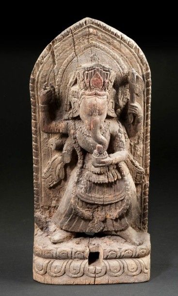 null Stèle en bois avec traces de polychromie, sculptée en haut relief du dieu Ganesha...