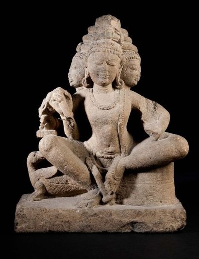  Rare sculpture en grès beige représentant le dieu Brahma, figuré à trois têtes et...