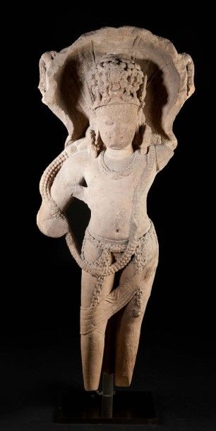  Rare et importante sculpture en grès beige représentant Nagaraja, le « Roi-Serpent...