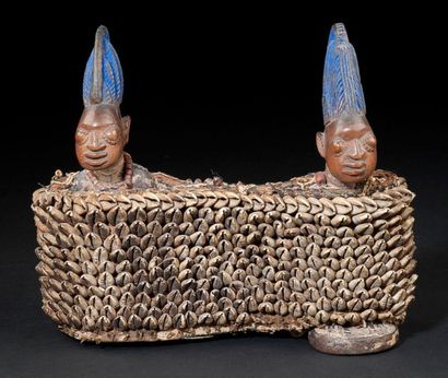 null Yoruba - Nigéria Ibedji Sculpture en bois patiné et polychrome. Jumeaux dans...