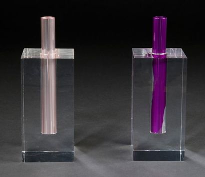 Shiro Kuramata(1934-1991) Vase soliflore à piètement en altuglas transparent enchâssant...