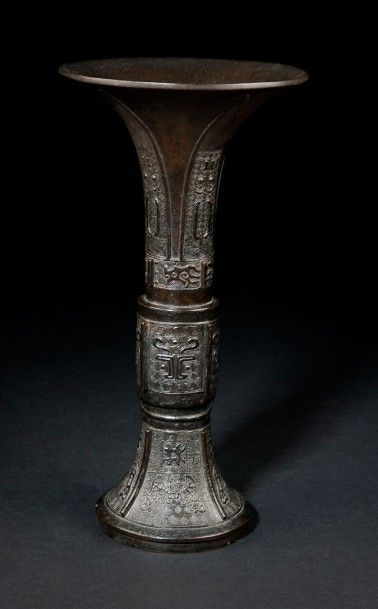 null Vase Gu en bronze de patine brune à décor archaïsant en trois registres, des...