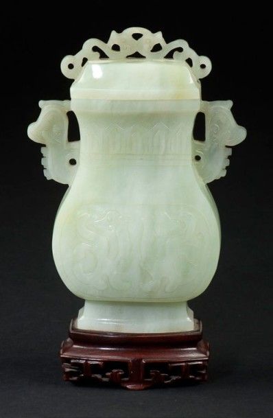null Vase Fang Hu couvert en serpentine, à décor de dragons. Chine XXème siècle H....