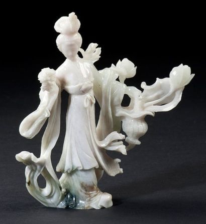 null Impératrice tenant un vase contenant des lotus en jade de Honan Chine XXème...