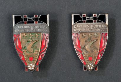 null Lot de deux insignes du régiment de sapeurs-pompiers de Paris du premier modèle...