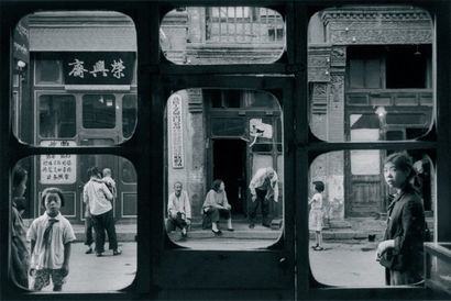 Marc Riboud "Fenêtre d'Antiquaires , Pékin" - 1965 Tirage argentique postérieur Signé...