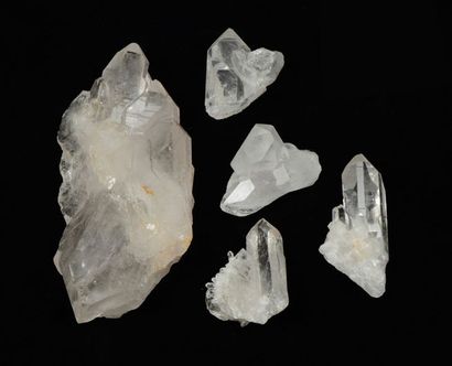 null Ensemble de cinq cristaux de roche H. de 3,5 à 11 cm