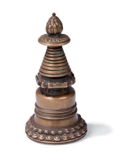 null Stupa en cuivre Reposant sur une base quadrangulaire, orné de pétales de lotus....