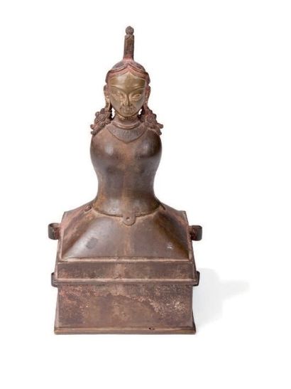 null Couvercle d'un coffre rituel Surmonté du buste de la déesse Tara. Bronze de...