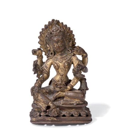 null Statuette en bronze Anciennement doré, représentant la Tara verte assise en...