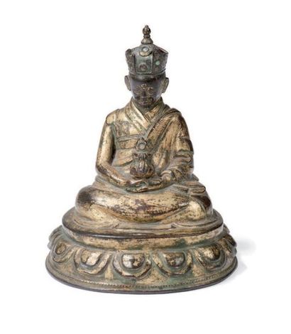 null Statuette en bronze en patine laqué or Représentant un Padmasambhava «Guru rimpoche»...