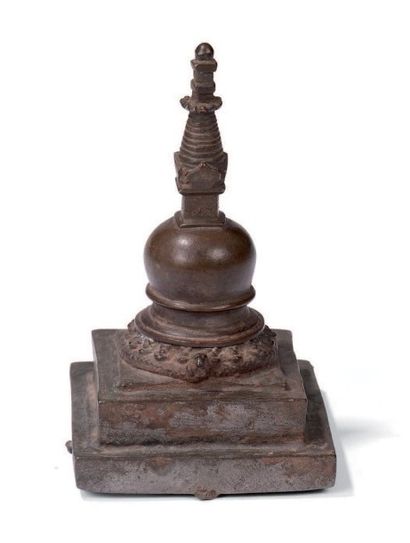 null Stupa, chörten, symbole du temple En cuivre dont la base est ornée de pétales...