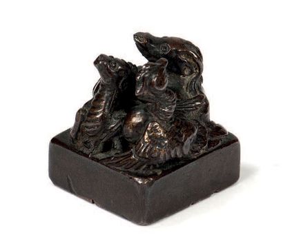 null Cachet en bronze De patine brune dont la prise est sculptée d'un dragon, phénix,...