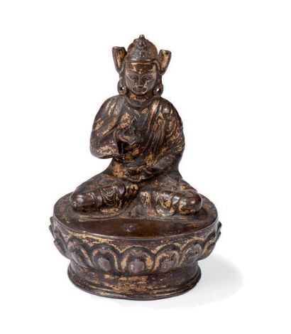 null Statuette en bronze Anciennement laqué et doré, représentant Padmasambhava assis...