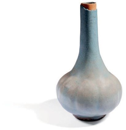 null Vase bouteille A long col et panse sphérique côtelée, en céramique émaillé céladon...